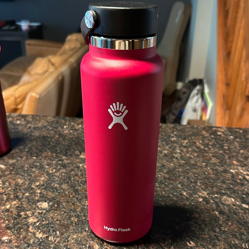 Hydro Flask Crimson Bottle with Black Lid 40oz